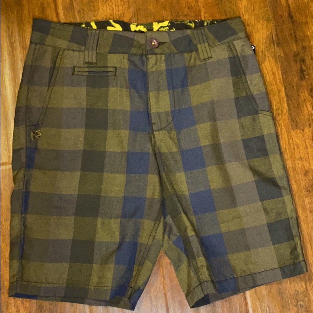 Analog Men’s size 28  Melrose Shorts, Hunter Green & Black Plaid checkered